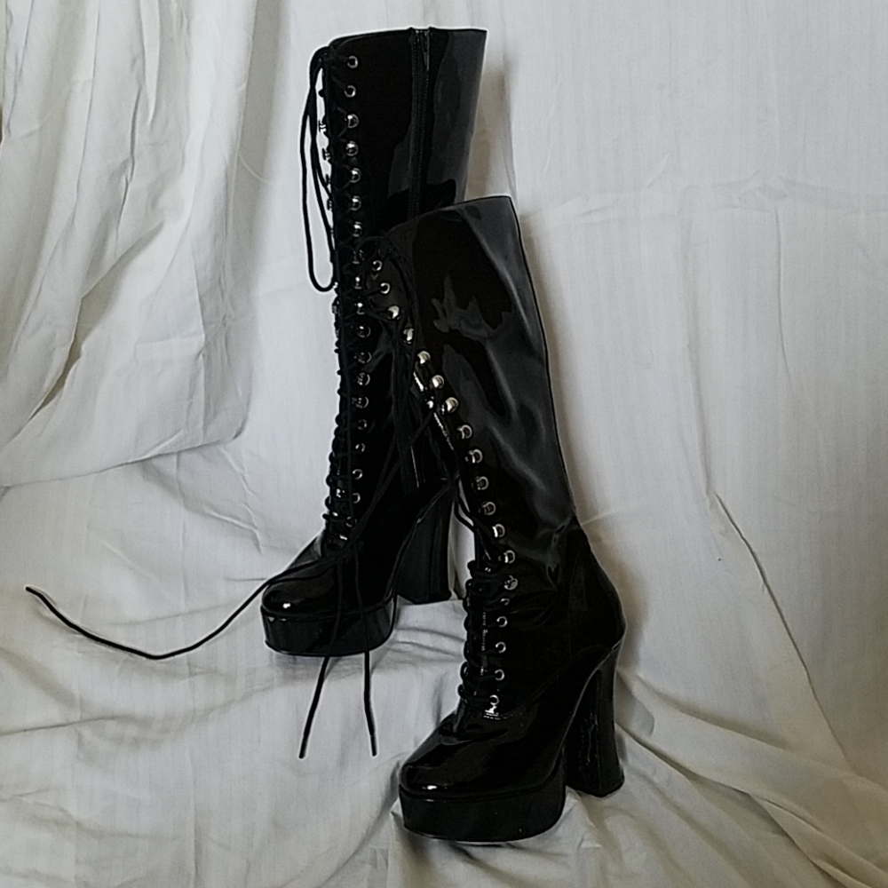 Knee hi pleather patent boots EUC
